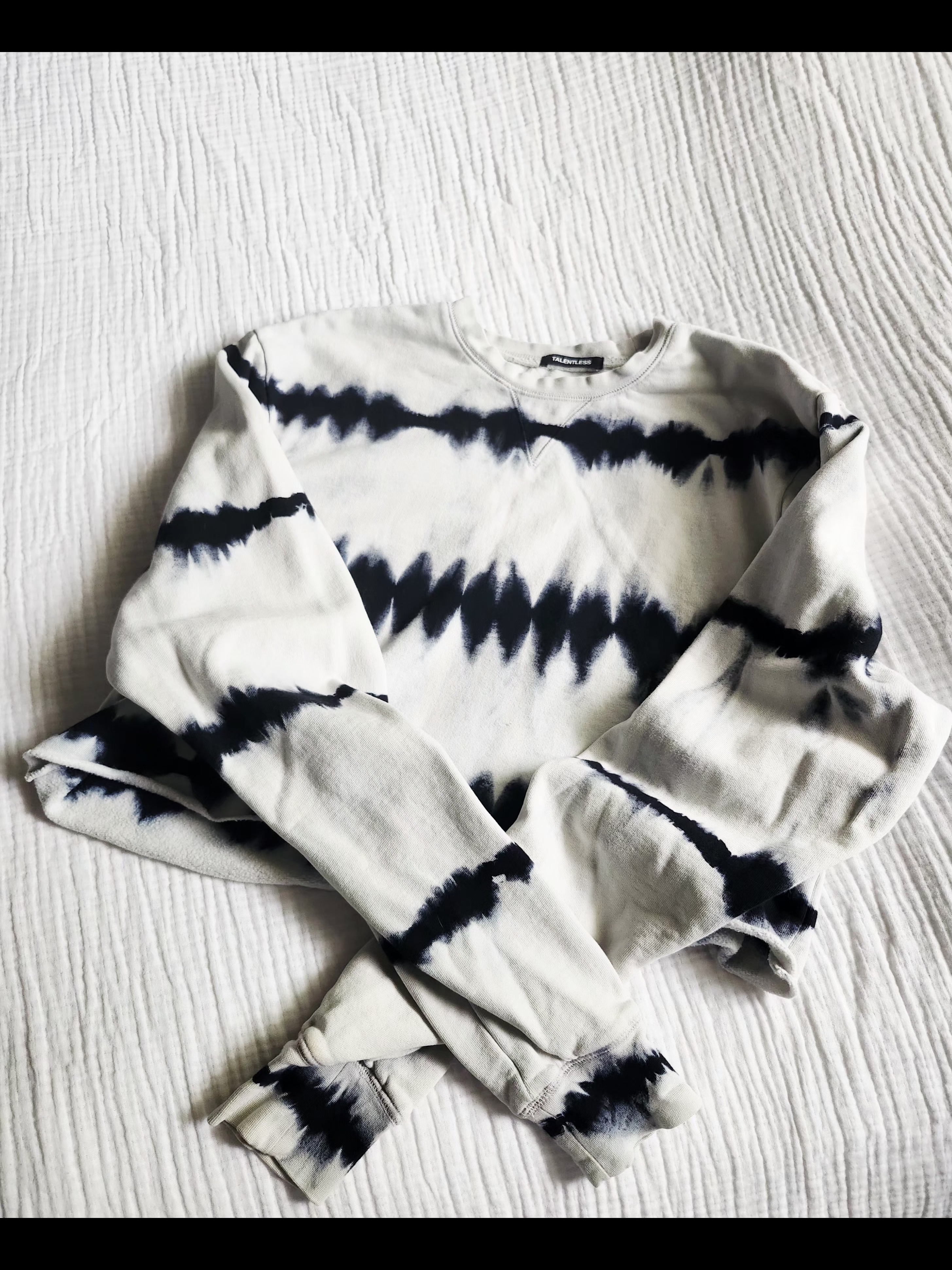 Talentless Black And White Tie-Dye Crewneck Cropped Sweatshirt